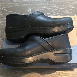 Women’s Black leather Danskos